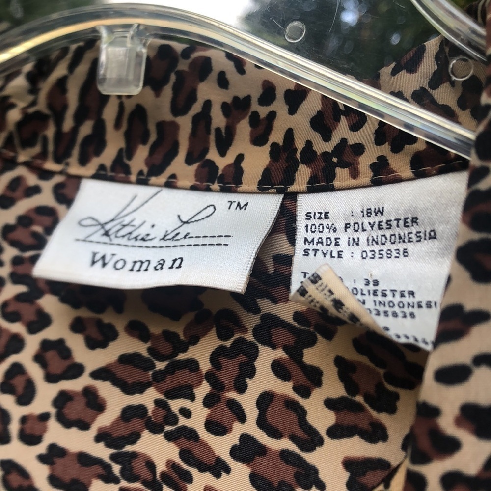 VINTAGE KATHIE LEE 18 W Animal Print Button Down Pit to Pit 23 1/4" PREWORN - Picture 2 of 16